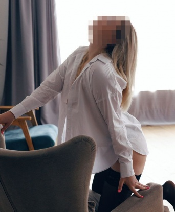 Опытная и развратная дамочка ждет встречи с обаятельным кавалером. Я знаю, как доставить удовольствие и сделать тебя счастливым. Приезжай ко мне, и я покажу тебе настоящий пыл страсти! 5806, 22 года